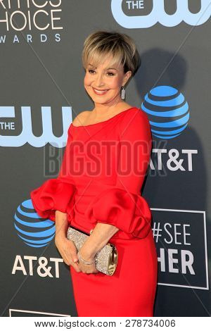 LOS ANGELES - JAN 13:  Annie Potts at the Critics Choice Awards  at the Barker Hanger on January 13, 2019 in Santa Monica, CA