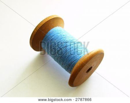 Purpurblå tråd på træ Spool