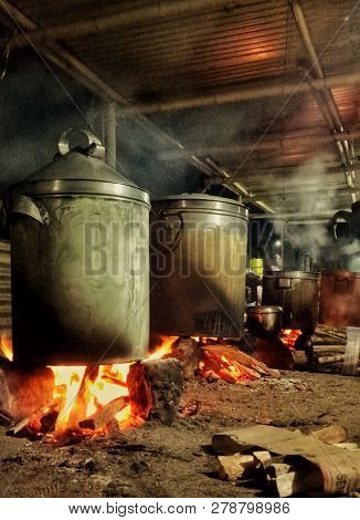 Memasak Ditungku Dan Kuali Tradisional Pulau Hatta