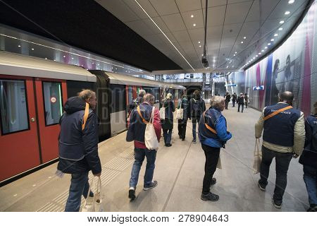 Amsterdam , The Netherlands - Mei 1 , 2018 :test Travelers On The Perron For The New North-south Met