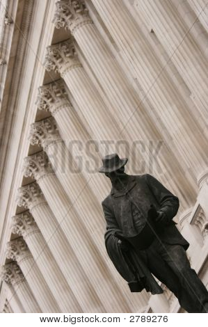 Homem corporativo com colunas de estilo neoclássico em segundo plano