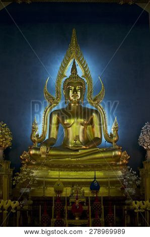 Beautiful Close Up Picture Of The Golden Buddha In The Wat Benchamabophit (also Known As Marble Temp