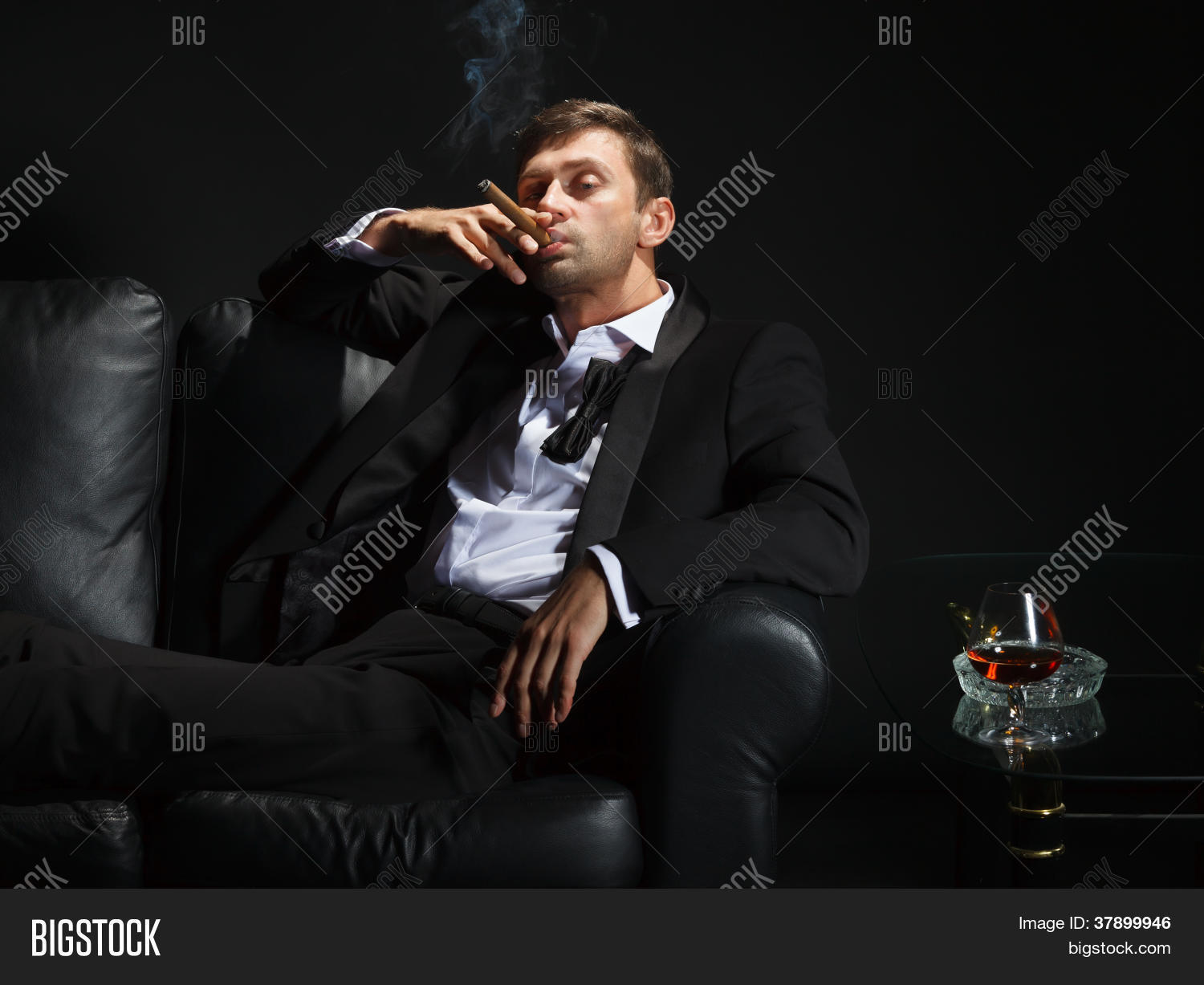 Не мой мужчина сидит. Не мой мужчина сидит. Парень сидит в кресле. Мужчина в кресле. Не мой мужчина сидит.