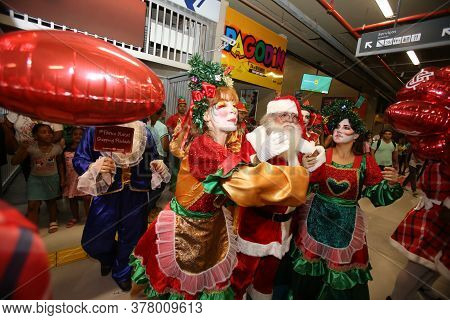 Salvador, Bahia / Brazil - October 29, 2018: Santa Claus Is Seen Arriving At A Mall In The City Of S