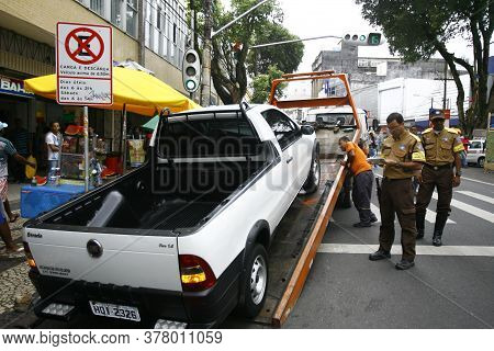 Salvador, Bahia / Brazil - November 15, 2016: Salvador City Traffic Officers Make Apprehension Of St