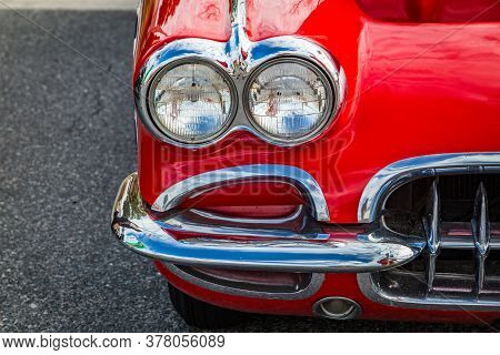 Jesup, Ga - March 17, 2018: Close Up View Of A 1960 Chevrolet Corvette At The Jesup 2018 St. Patrick