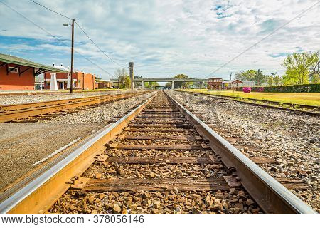 Jesup, Ga - March 17, 2018: Double Train Tracks Carry Freight And Passenger Trains Through The Cente