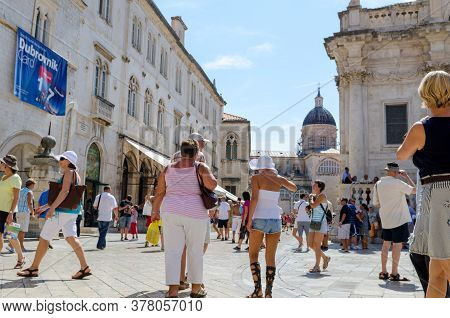 Dubrovnik, Croatia - Circa September, 2011: View Of Tourists On The Streets Of Old Town