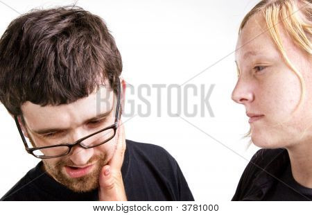 Jovem casal lutando