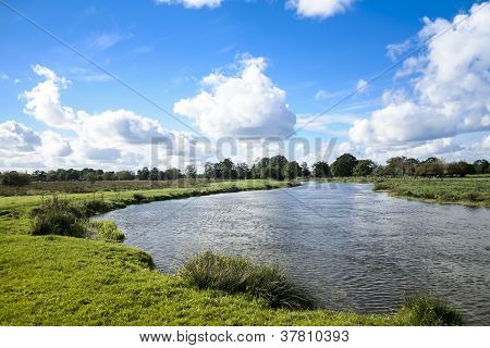 Fiume modo campagna Surrey Inghilterra