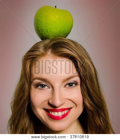 La jeune fille avec une pomme