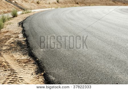 Nouvelle route asphalte.