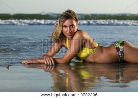 Сексуальная блондинка в бикини