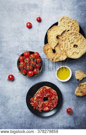 Friselle With Tomato, Oil And Origano