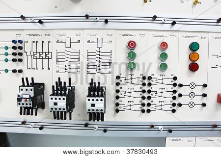 Controlepanelen in een elektronica-lab