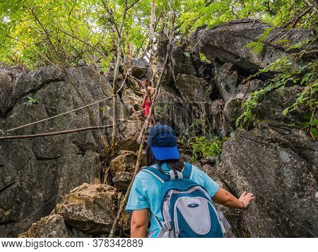Vangvieng/lao-10 Dec 2017:unacquainted Tourist Trekking To The Top Of Pha Ngeun In Vangvieng City La
