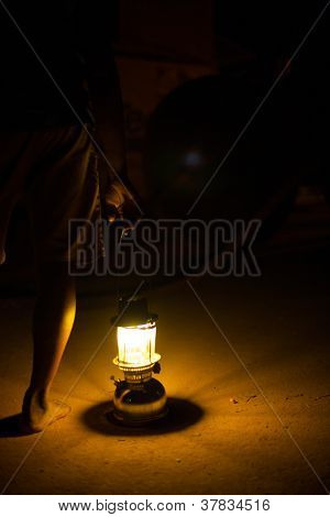 Lanterne nuit chemin de terre pieds jambes