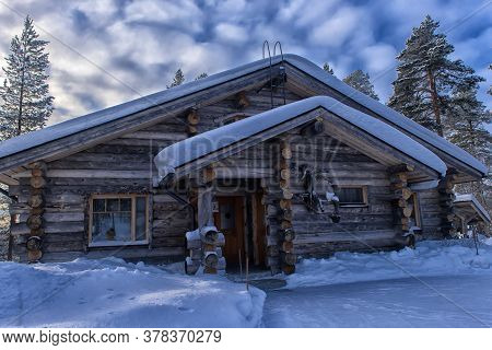Finland, Salla   25,02,2018  A Wooden House In The Snow-covered Forest  In The Lapland Region Of Fin