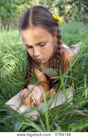 Preteen flicka med bok