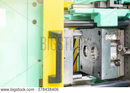 Metal Mould Or Plastic Injection Mold Setup On High Pressure Injection Molding Machine For Mass Prod