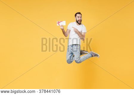 Excited Young Bearded Man Guy In White Casual T-shirt Posing Isolated On Yellow Wall Background Stud