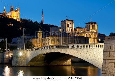 Lyon Saone Nehri geceleri