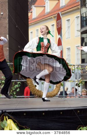 traditionelle lettische Volkstanz