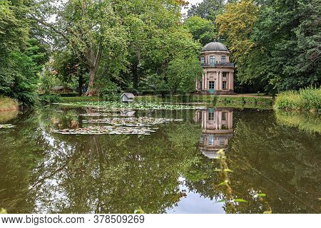 Pillnitz, Germany, Juli 2020, English Pavilion With Lake In Pillnitz Castle Near Dresden, Germany, E