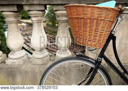 Old Fashioned Bicycle On Magdalen Bridge Over River Cherwell In Oxford With Punts Moored In Backgrou