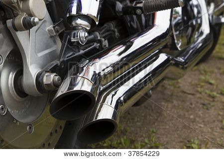 Bicicleta cromada duplo tubos estão refletindo