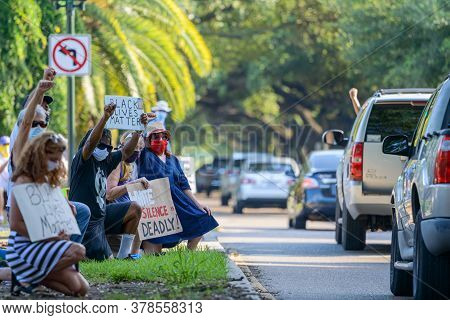 New Orleans, Louisiana/usa - 6/13/2020; Demonstrators Kneel And Raise Fists With Passing Motorists O