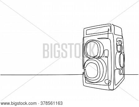 Single Continuous Line Drawing Of Of Old Vintage Analog Twin Lens Camera Medium Format. Retro Classi