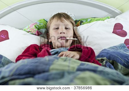 Ragazzo a letto con l'influenza