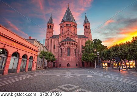 Mainz, Germany. Cityscape Image Of Mainz Downtown With Mainz Cathedral During Beautiful Sunset.