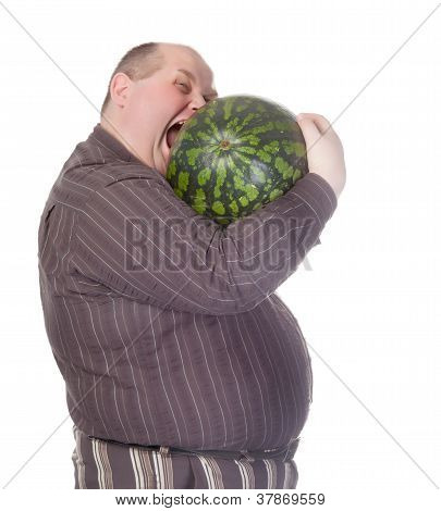 Ãœbergewichtige Mann beiÃŸt eine Wassermelone