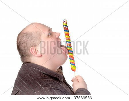 Hombre gordo disfrutando de una paleta de dulce