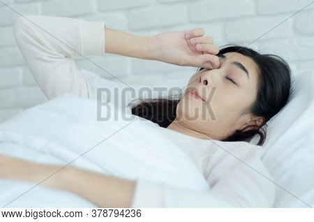 In The White Bedroom, There Were Women Who Were Awake On The Bed In The Morning.