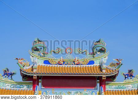 Dragon Statue On Shrine Roof, Dragon Statue On Chinese Temple Roof As Asian Art,  Blue Sky Backgroun