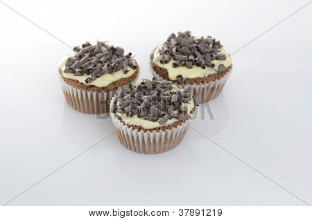 Sladké muffiny na bílém pozadí