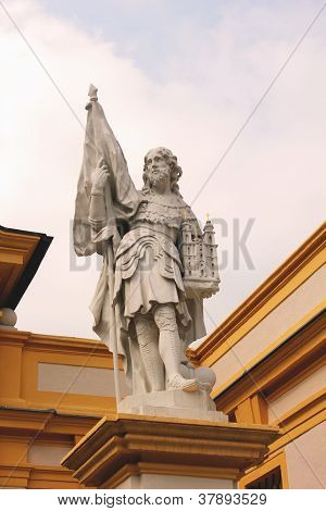 รูปปั้นของลีโอพอล์ด II ในแอบบีเมลค์ ลดออสเตรีย