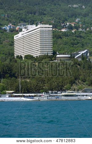 YALTA, UKRAINE - maj 11: Bygning af Jalta hotel i Yalta, Crimea i Ukraine på 11 maj 2013. Der ar