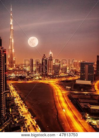 Dubai en la luna, los Emiratos Árabes Unidos, luna llena, scape noche en Dubai al centro, moderna arquitectura árabe, midd