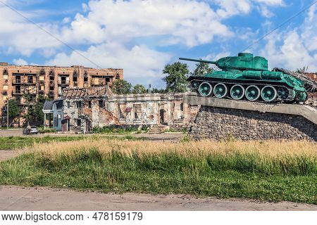 Trostyanets, Sumy Oblast, Ukraine - June 18, 2023: Tank Monument On The Backdrop Of Bombed-out Build