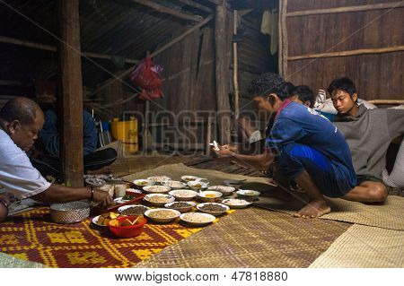 BERDUT, Malesia - APR 8: Persone non identificate Orang Asli durante una cena cerimonia nel suo villaggio o