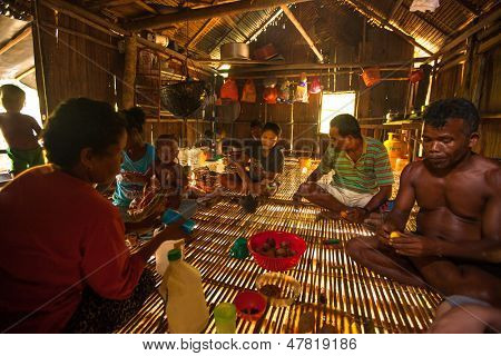 BERDUT, Malesia - APR 8: Persone non identificate Orang Asli nella sua casa su 8 aprile 2013 in Berdut, Mala