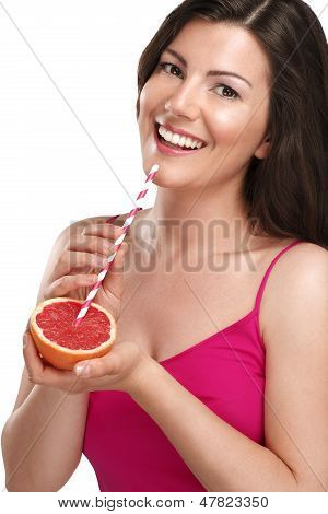Str을 사용 하 여 오렌지 과일에서 아름 다운 젊은 여 자가 마시는 주스에 대 한 비타민 c를 직접 가기