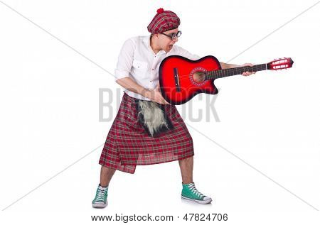 Lustige Scotsman mit Gitarre auf weiß