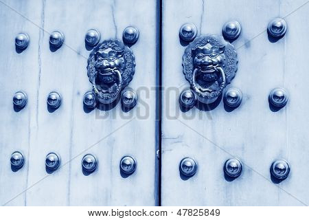 Metalen Knocker op de deur In de verboden stad In Peking, China, blauwe foto