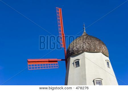 Molino de viento en el azul