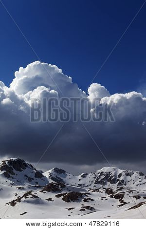 Snowy gór i błękitne niebo